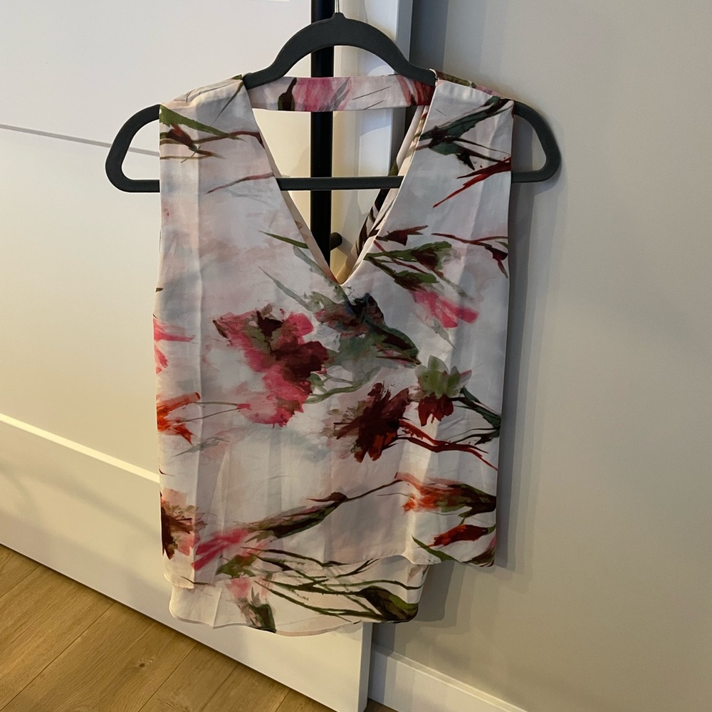 V neck floral print sleeveless blouse. Size extra small.